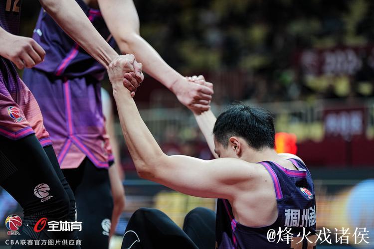 CBA-上海久事全员发力 完胜浙江稠州金租